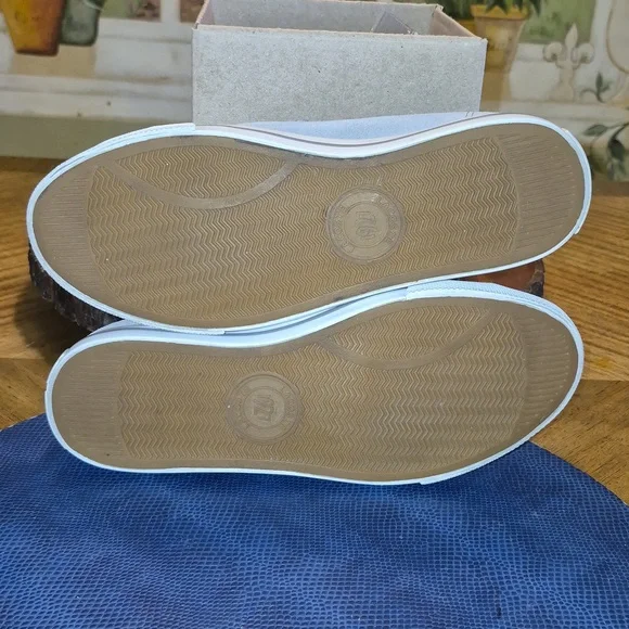 Lacoste Womens Gray Suede Sneakers sz. 7.5 (#1002A) EC. - Picture 10 of 16